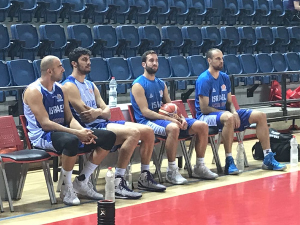 שחקני הנבחרת באימון הבוקר. יצליחו להשיג ניצחון ראשון?