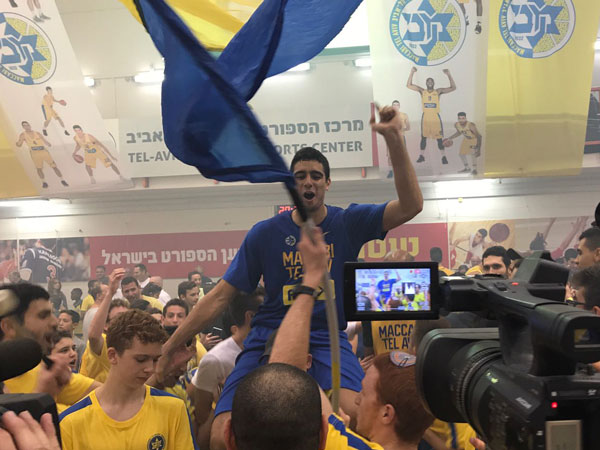 אופטימיות צהובה. שגב הונף