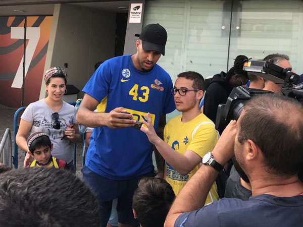 גם ג'ונה בולדן נהנה בהפנינג