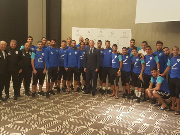 שחקני הנבחרת בתמונה קבוצתית אחרונה עם מנכ"ל מלון אוריינט ירושלים, עמית בהט