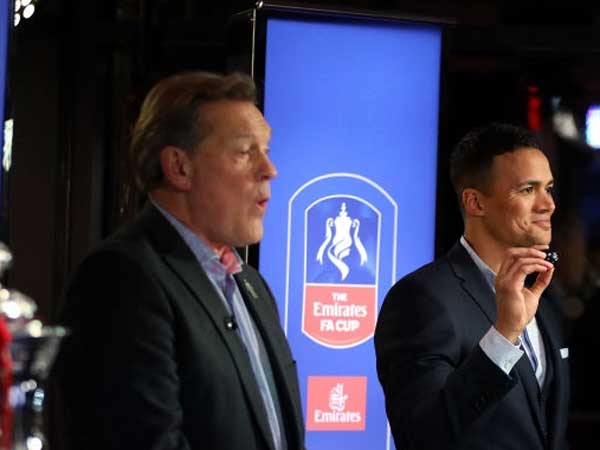 שימו לב לתגובה של גלן הודל ברגע שיצאו הפתקים של ליברפול ואברטון (Getty)