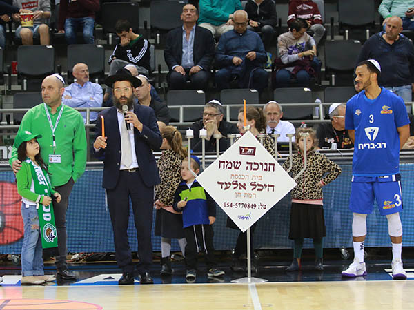 הדלקת נרות לפני המשחק (מנהלת)