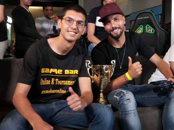 גל אראל והגביע הנכסף צילום: eSrael League.