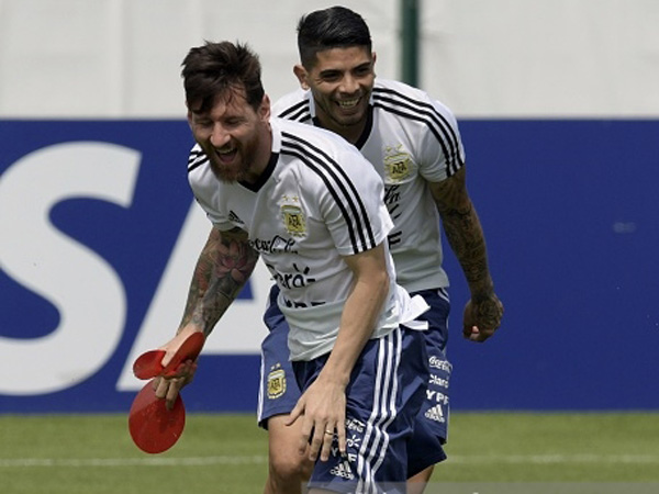 הולכים ביחד כבר שנים. מסי ובאנגה באימון (getty)