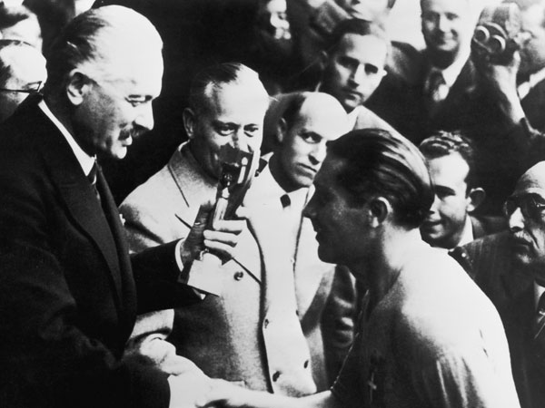 ג'יוזפה מיאצה מקבל את הגביע העולמי. היה הביתי הראשון להדיח את ספרד (Getty)