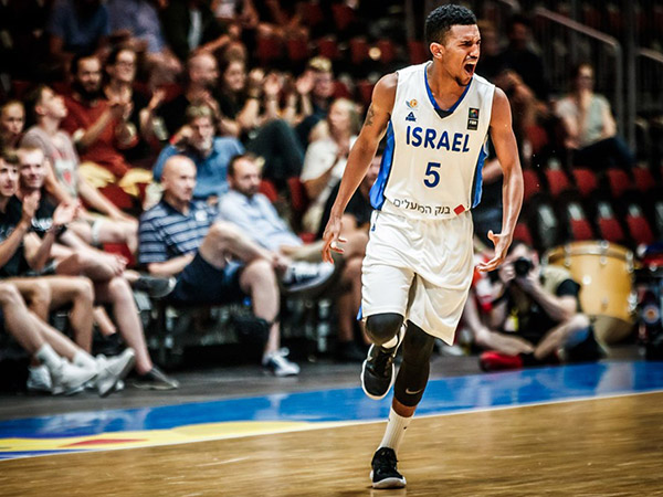 מנסה לחקות את קרי (FIBA)