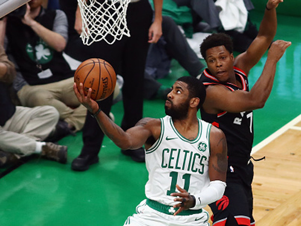 קיירי בדרך לסל. משחק שהבטיח וגם קיים בבוסטון (getty)