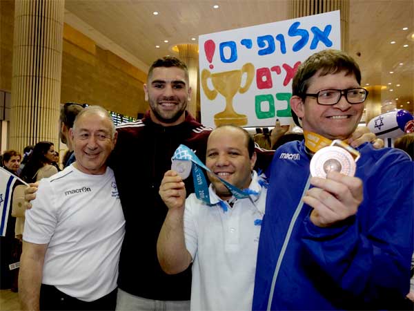 הפעם פלצ'יק היה בצד של המברכים (צילום: יוסי אלוני)