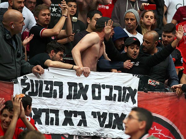 אנשי הבריגדה והשלט בארנה (אלן שיבר)