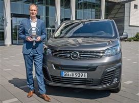 מנכ"ל אופל מייקל לוהלר ופרס רכב העבודה המסחרי של השנה בקטגוריית חשמל