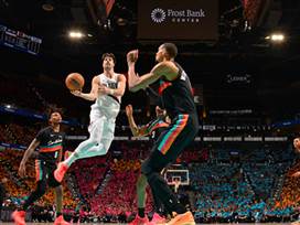 30 נק' בבכורה של דני בפלייאוף בהפסד לספרס