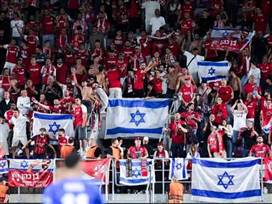 דגלי ישראל ביציע ב"ש מול זאגרב (GETTY)