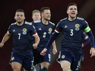 רוברטסון והחברים נשמו לרווחה (GETTY)