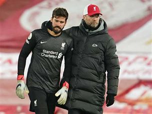 קלופ מנחם את אליסון. השוער גרם לפנדל של ברנלי (Getty)