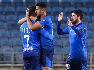 הופעה מכובדת שלהם. שחקני עפולה חוגגים (דני מרון)