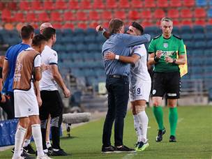 וחגג עם מאמנו (קובי אליהו)