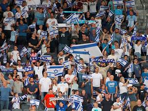 בלומפילד נצבע שוב כחול ולבן (צילום: אלן שיבר)