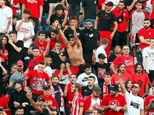 הקהל ששרק בוז בירידה להפסקה חגג בסיום (אלן שיבר)