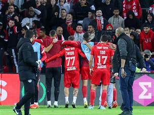 שחקני באר שבע חוגגים עם הקהל (דני מרון)