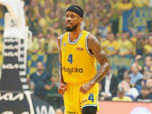 הגיע בזמן הנכון. לורנזו בראון (אלן שיבר)