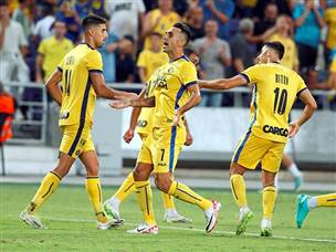 אבל הוא השתלט על ההצגה. זהבי (אלן שיבר)