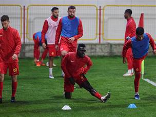 אשדוד והפועל ת"א ניסו להתרכז בכדורגל (צילום: לירון מולדובן)