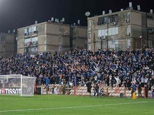 וזאת לעיני קהל רב שהגיע מאם המושבות (לירון מולדובן)