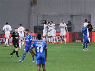 זאת שחוגגת וזאת שמסתבכת (קובי אליהו)