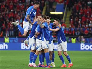 האלופה חגגה במשחק הפתיחה (GETTY)