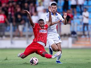 הרגע ששינה את המשחק, כבר בדקה השנייה (צילום: מאור אלקסלסי)