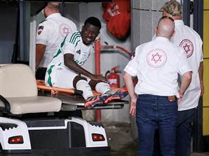 הרגע המדאיג של הערב מבחינת חיפה. עלי מוחמד יוצא פצוע (קובי אליהו)