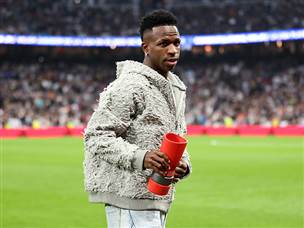 ויניסיוס הפצוע הציג לאוהדים את פרס שחקן חודש נובמבר לפני המשחק (Getty)