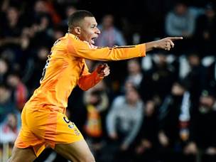 אמבפה חגג אבל השער שלו נפסל (Getty)