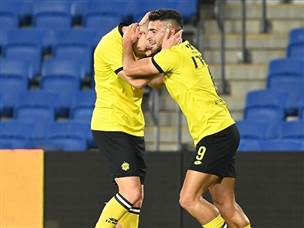 זלאטנוביץ` חוגג עם שבירו. זה הערב של הסרבי (ברני ארדוב)