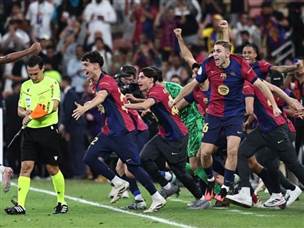 שחקני ברצלונה חוגגים תואר ראשון העונה (Getty)