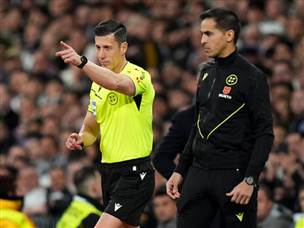 השופט השתכנע והצביע על הנקודה הלבנה (GETTY)