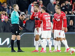 שחקני ב“ש באים בטענות לפריד (אלן שיבר)