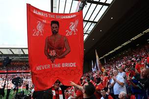 אוהדי ליברפול עם עקיצה לארטטה וארסנל (Getty)