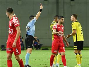 שני שחקני נתניה הורחקו במשחק הזה (ברני ארדוב)