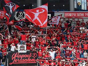 עם לא מעט קהל אדום ביציעים (צילום: ברני ארדוב)