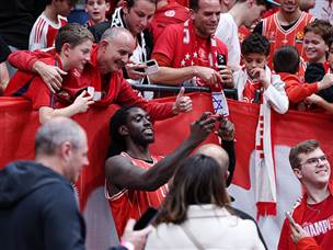 במשחק היורוליג הראשון אי פעם של האדומים בישראל (אלן שיבר)