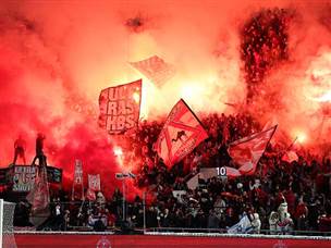 המשחק אומנם נפתח באיחור בעקבות השלכת אבוקות (אלן שיבר)