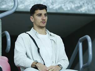 דן ביטון צפה בקבוצתו מהיציע (דני מרון)