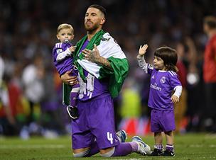 הפעם ראמוס לא כבש בגמר, אבל חגג עוד גביע כל כך מתוק (Getty)