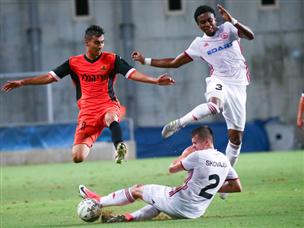 הסלובקים התקשו לפרוץ את ההגנה הכתומה (דני מרון)