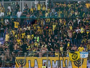 הקהל של בית"ר יחזור לארץ עם הפנים בין הידיים (getty)