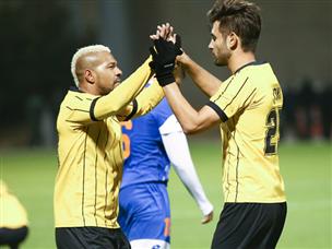 מוקש ראשון מאחוריה. בית"ר חוגגת (צילום: דני מרון)