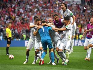 כל השחקנים כמובן זינקו על אקינפייב, גיבור של אומה שלמה (getty)