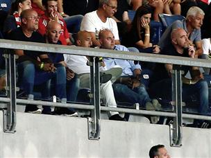 אברמוב צפה מהיציע (אלן שיבר)