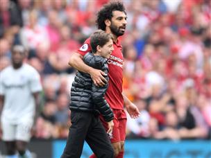 אחד הילדים ביציע פרץ לדשא כדי לקבל חיבוק מהאליל שלו (getty)